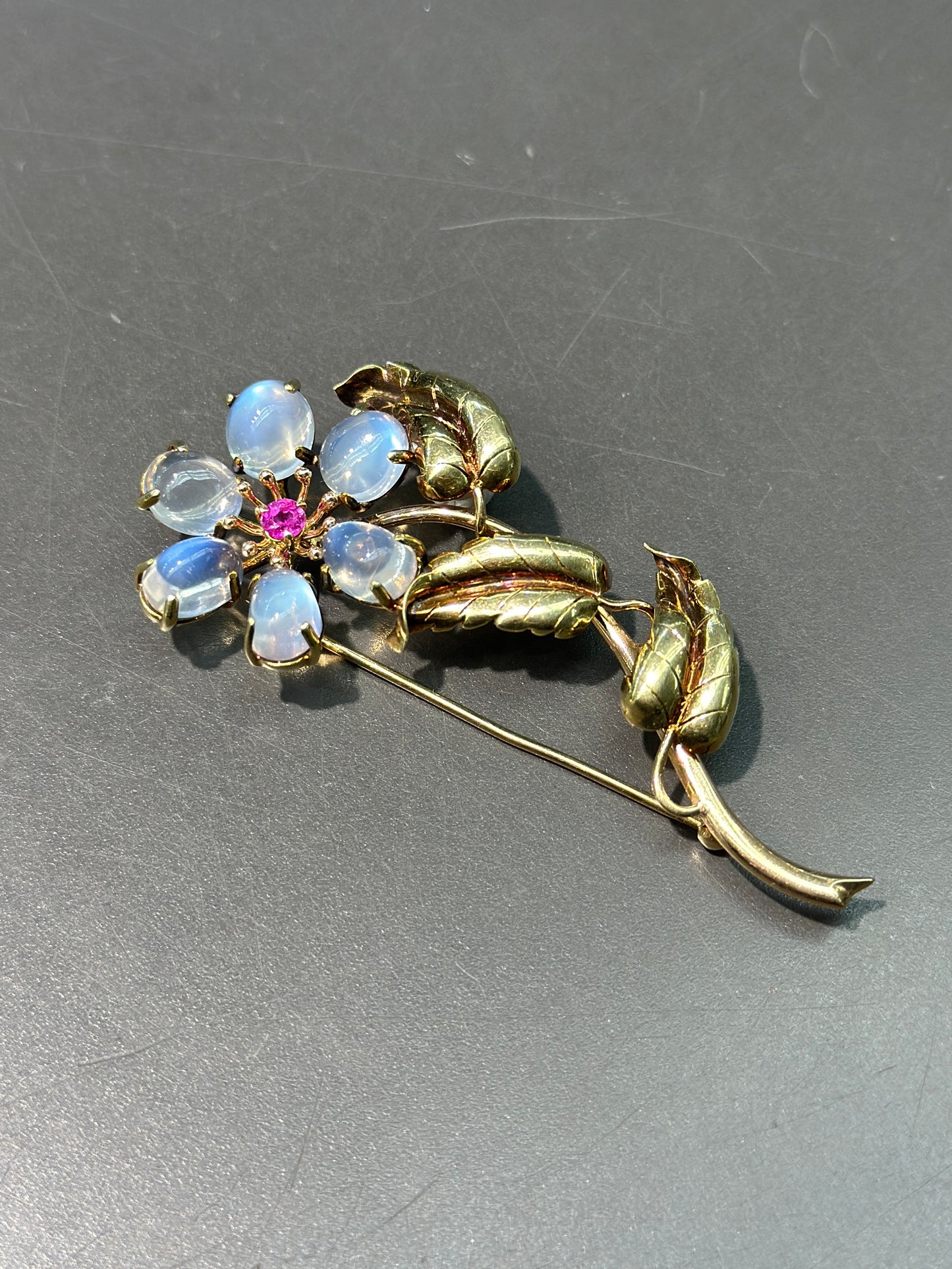 Broche rétro en pierre de lune en or 14 carats et fleur de marguerite rubis 