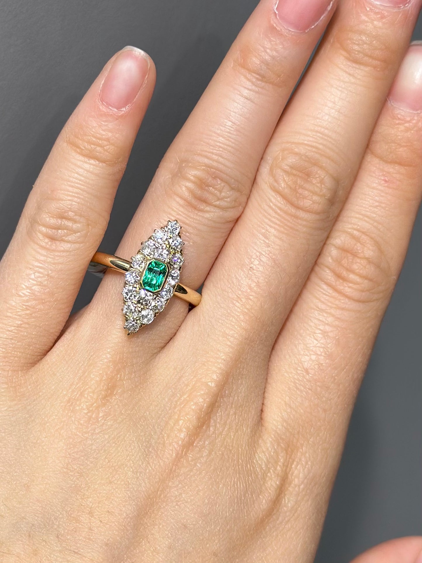 古董 14K 黄金哥伦比亚 0.71 CTW 祖母绿钻石 Navette 戒指
