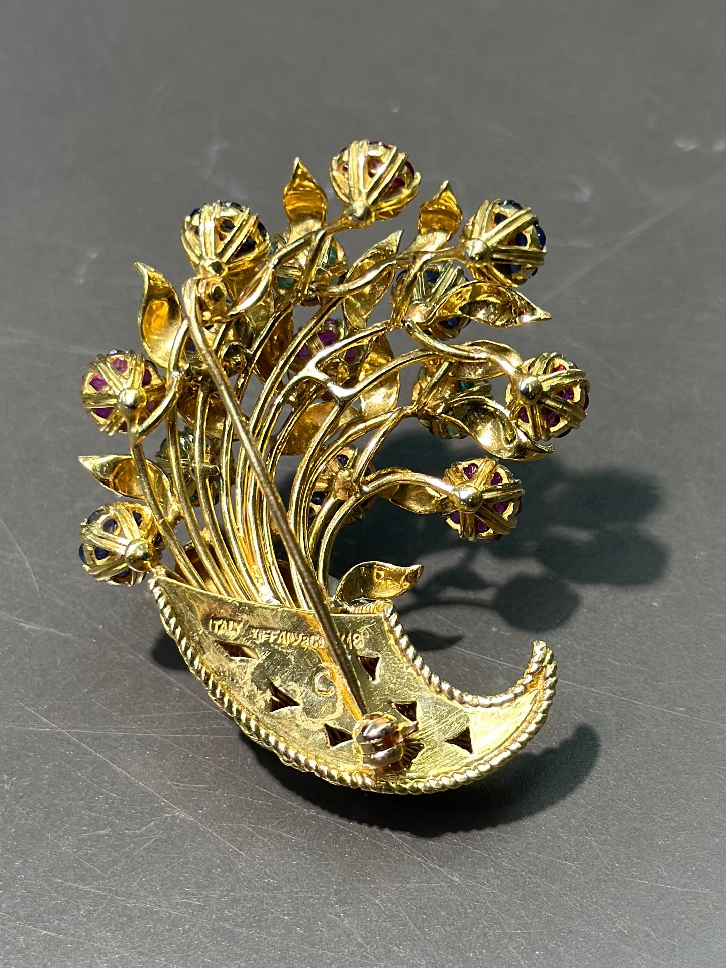 复古 18K 金蒂芙尼金红宝石、绿宝石和蓝宝石 Tremblant 花胸针