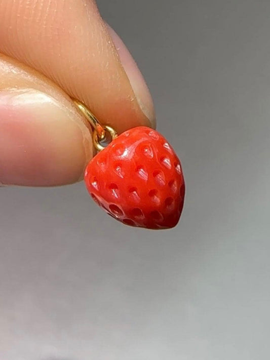 Breloque fraise sculptée en corail en or 18 carats