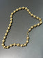 Collier de perles d’or finition brossée en or 14 carats vintage