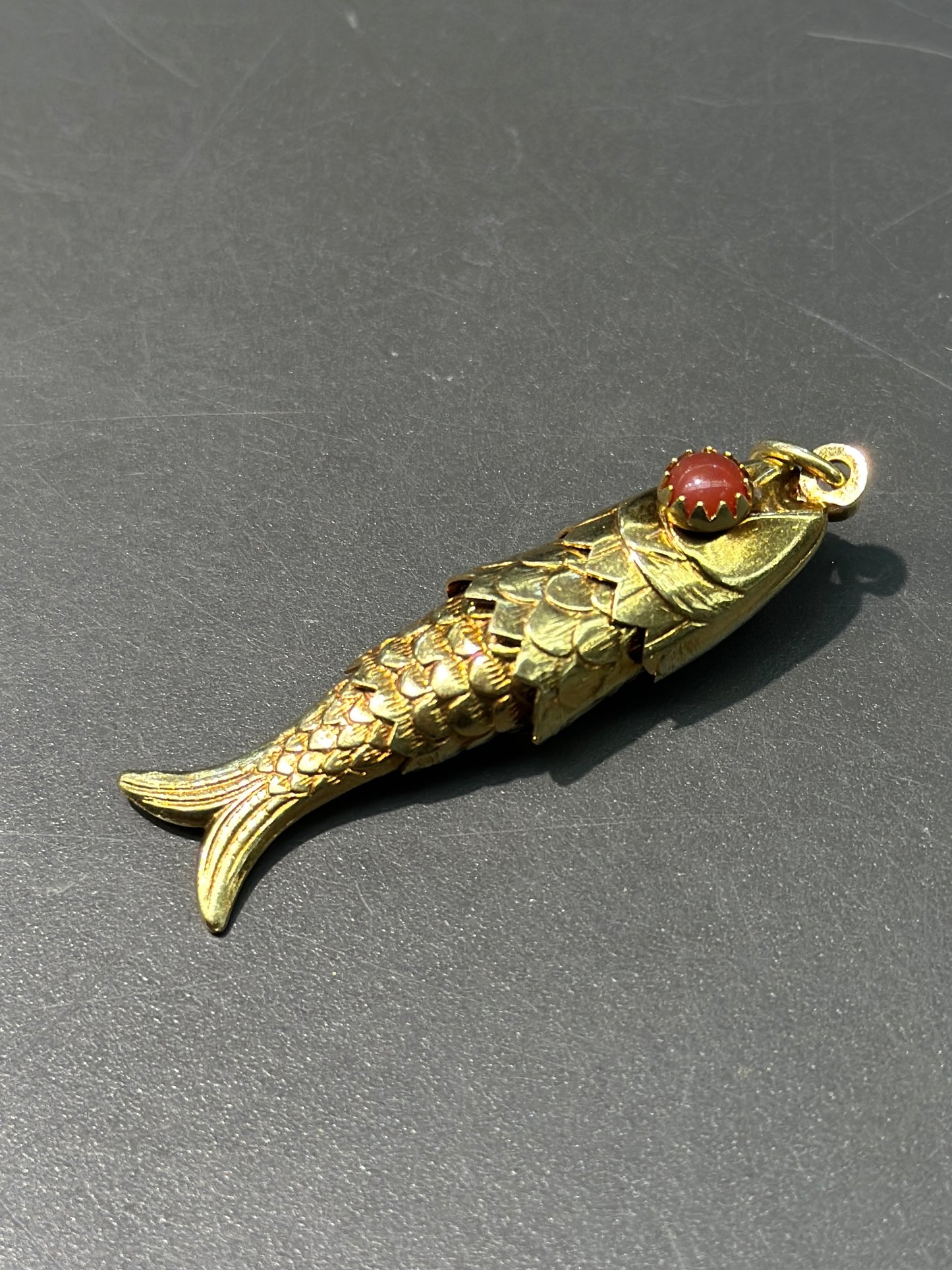 Pendentif vintage grand poisson articulé en or 18 carats