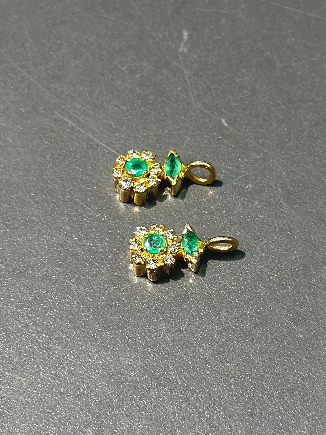 18K 金绿宝石和钻石光环吊坠