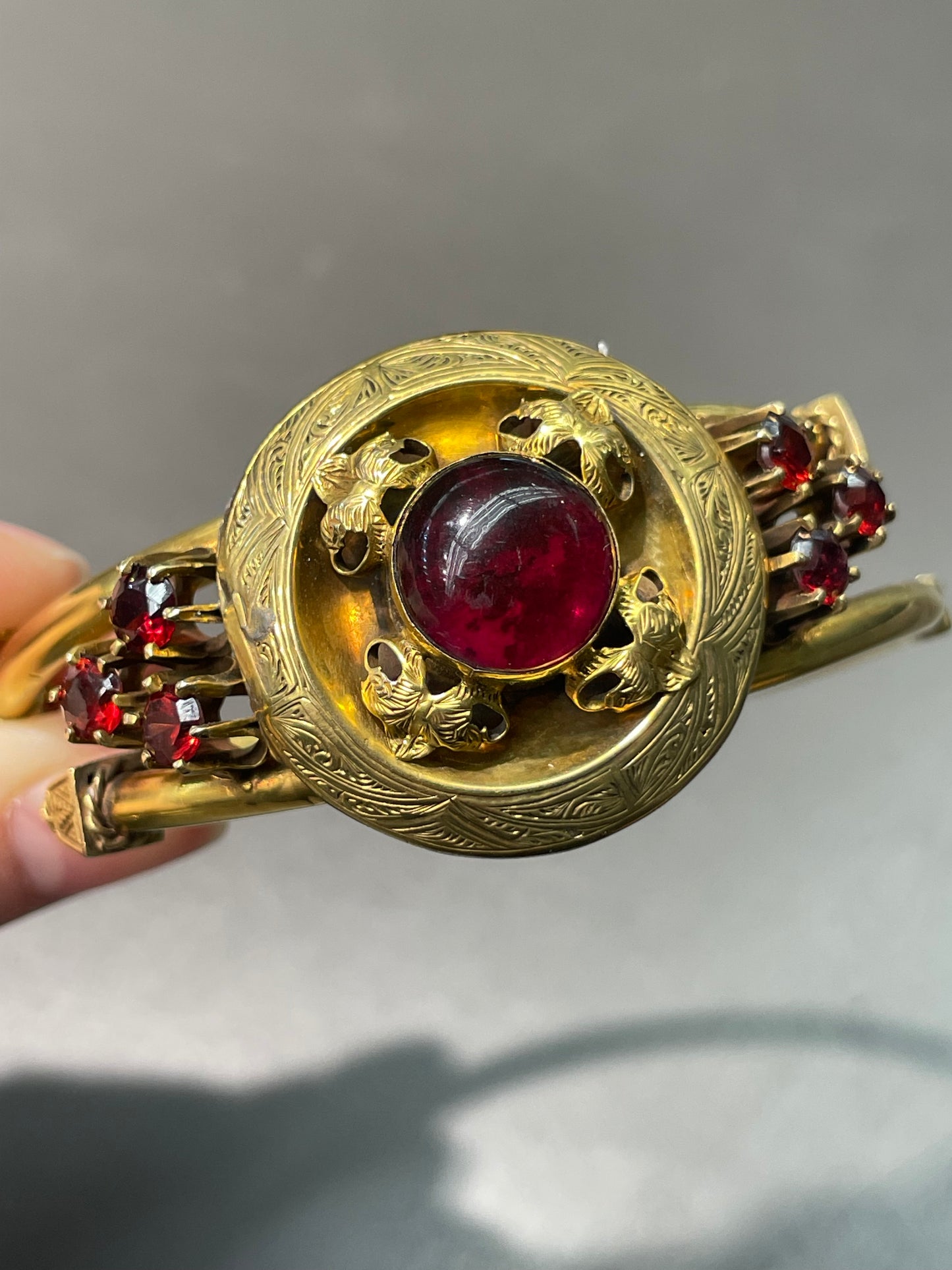 Bracelet jonc victorien en or 14 carats et grenat