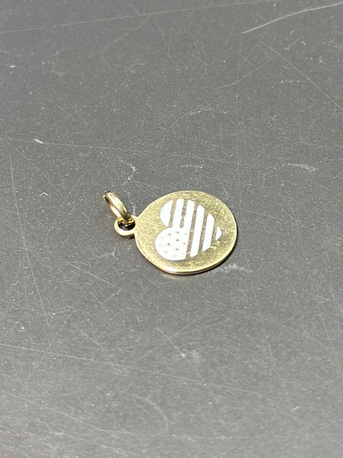 14K 金心形旗帜珐琅吊饰