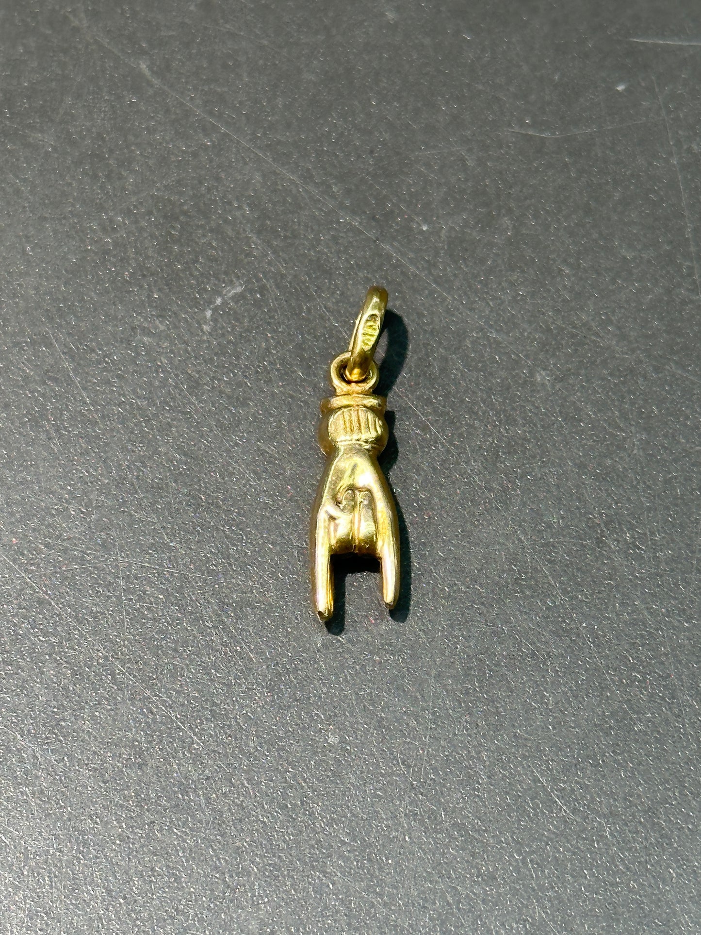 复古 18K 金镂空摇滚吊饰