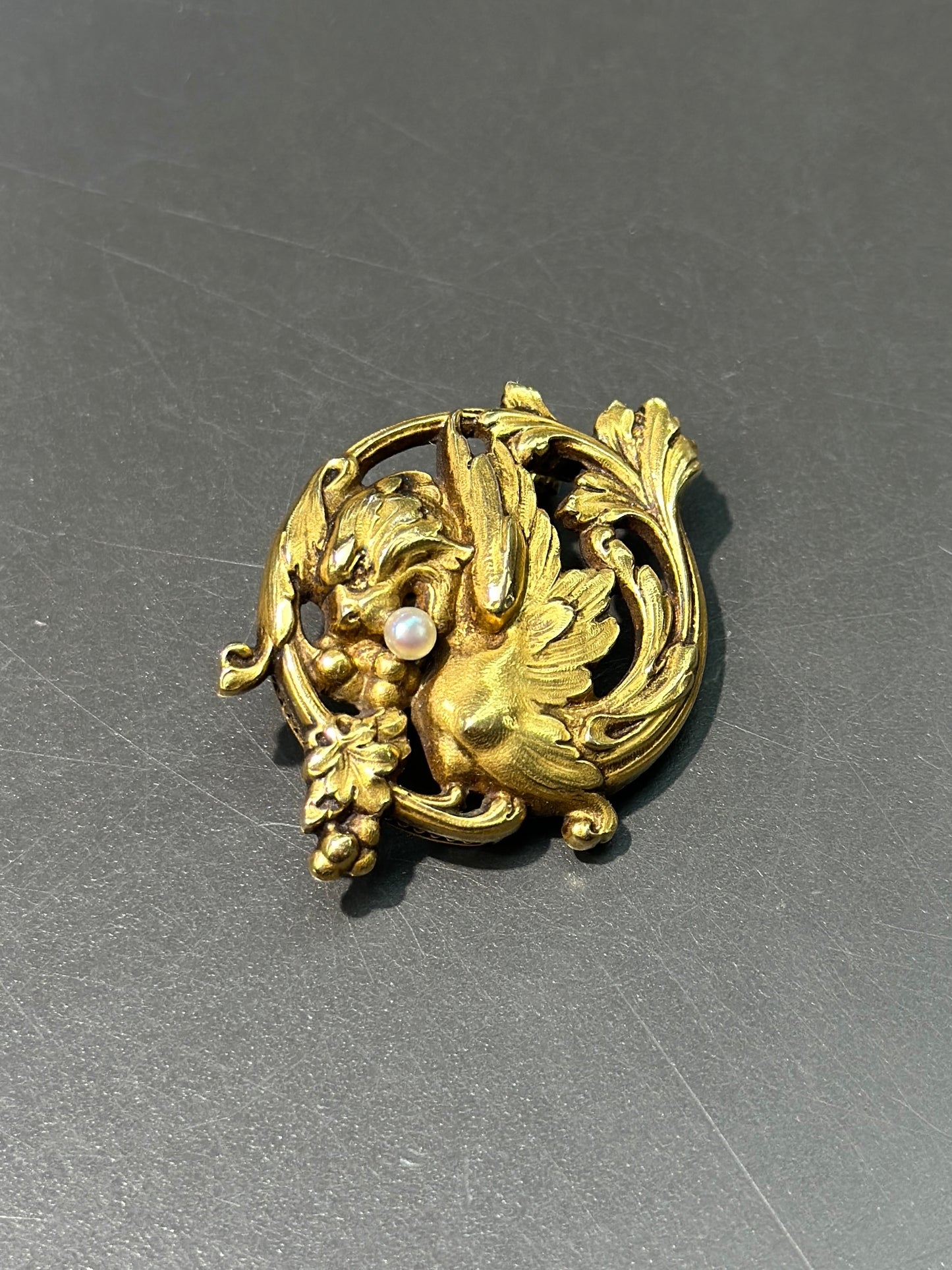 古董 18K 金法国狮鹫和天然珍珠胸针