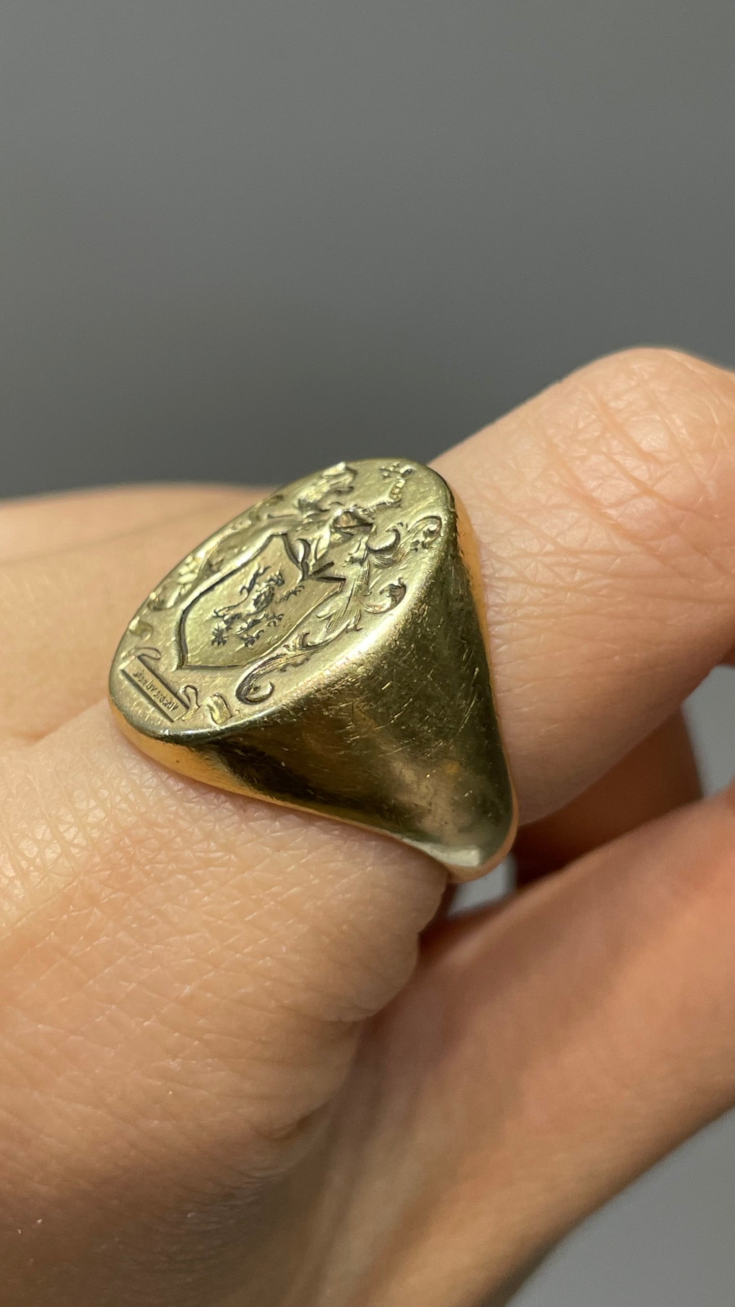 Vintage 18K Yellow Gold Knight Shield Signet Ring
