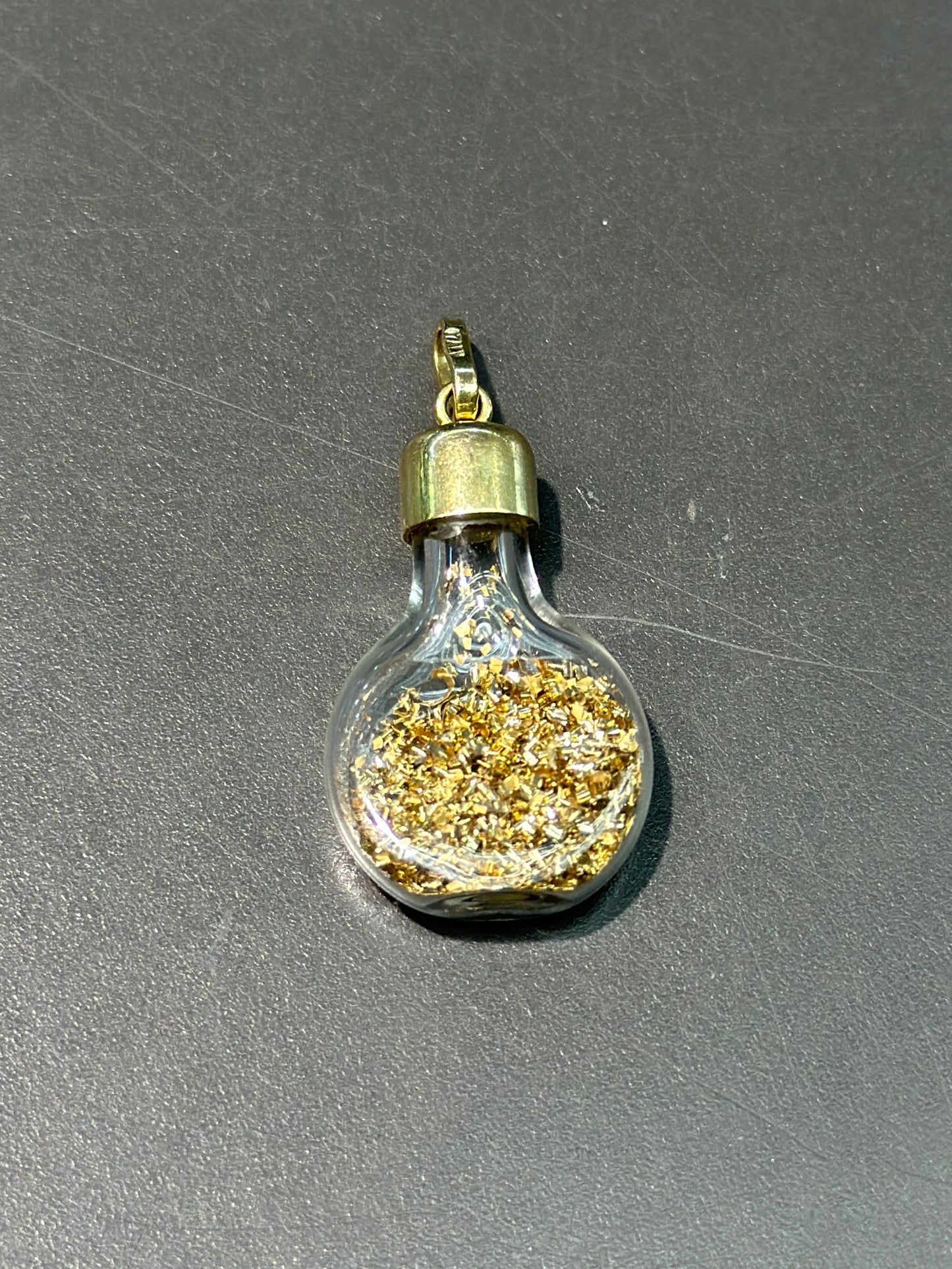 Pendentif bouteille de poussière en or 14 carats vintage