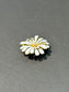 Broche Art Nouveau en émail marguerite blanche en or 14 carats