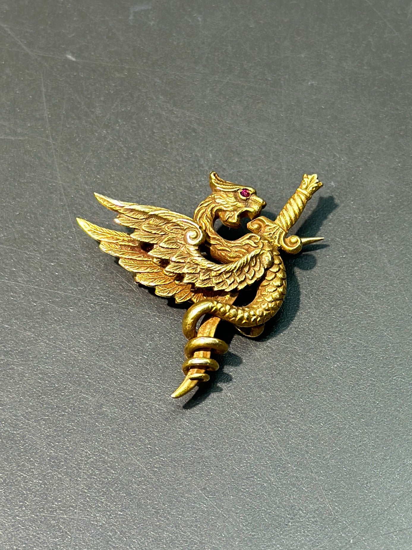 Art Nouveau Rikers Bros. Broche Dragon Griffin en or 14 carats