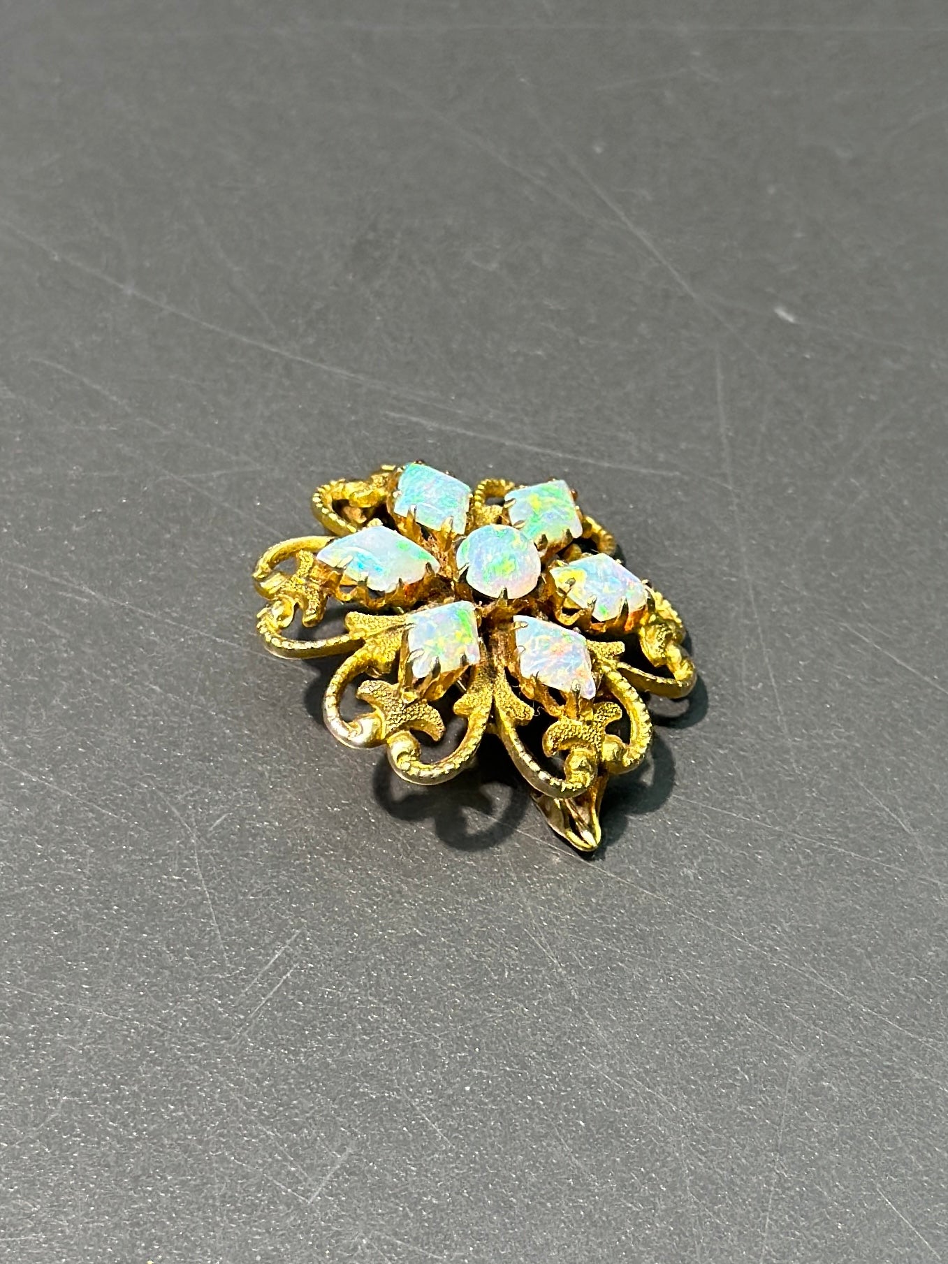 Broche fleur d’opale en or Art Nouveau 14 carats