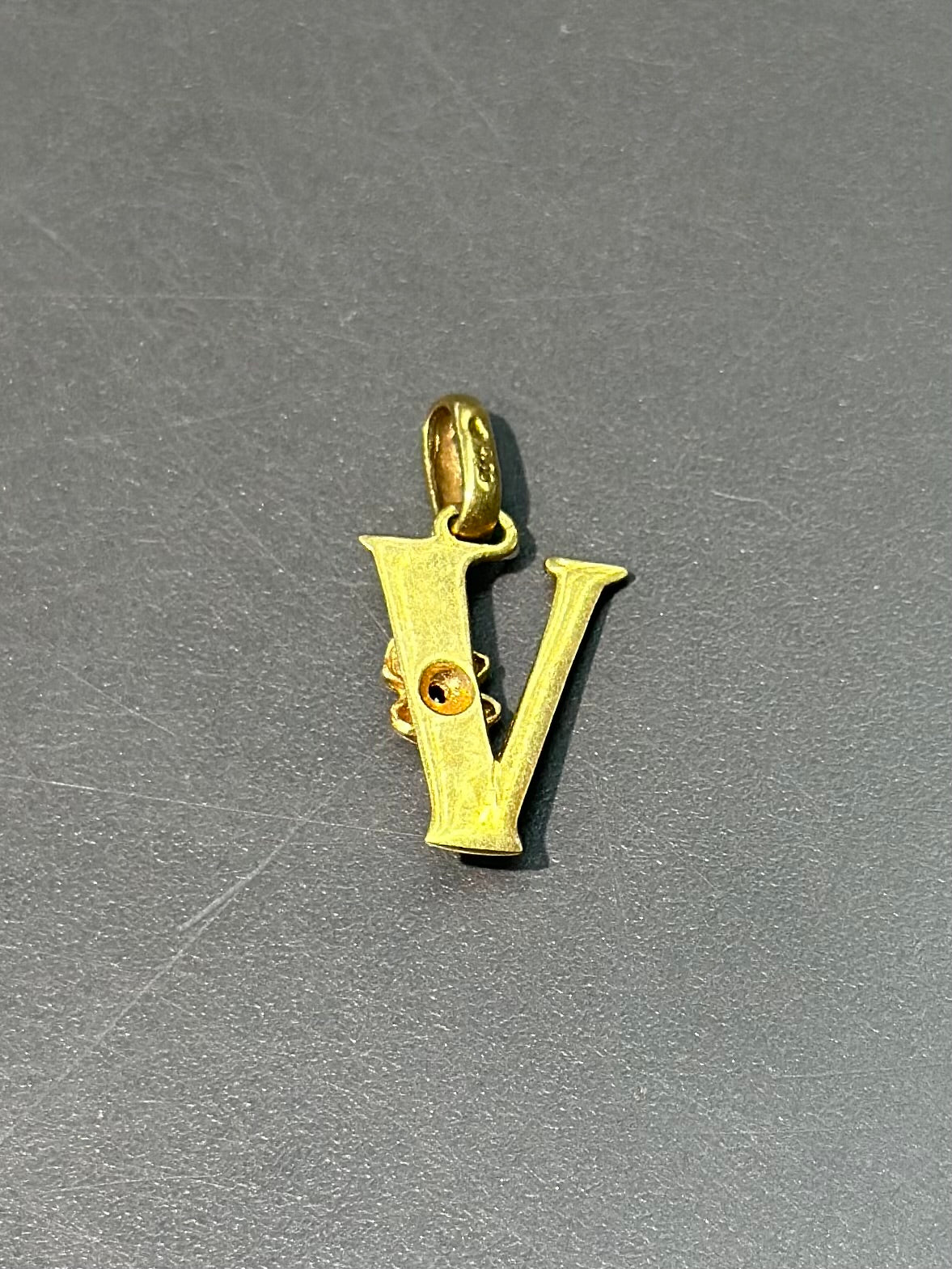 Vintage 18K Gold Garnet Flower V Letter Charm