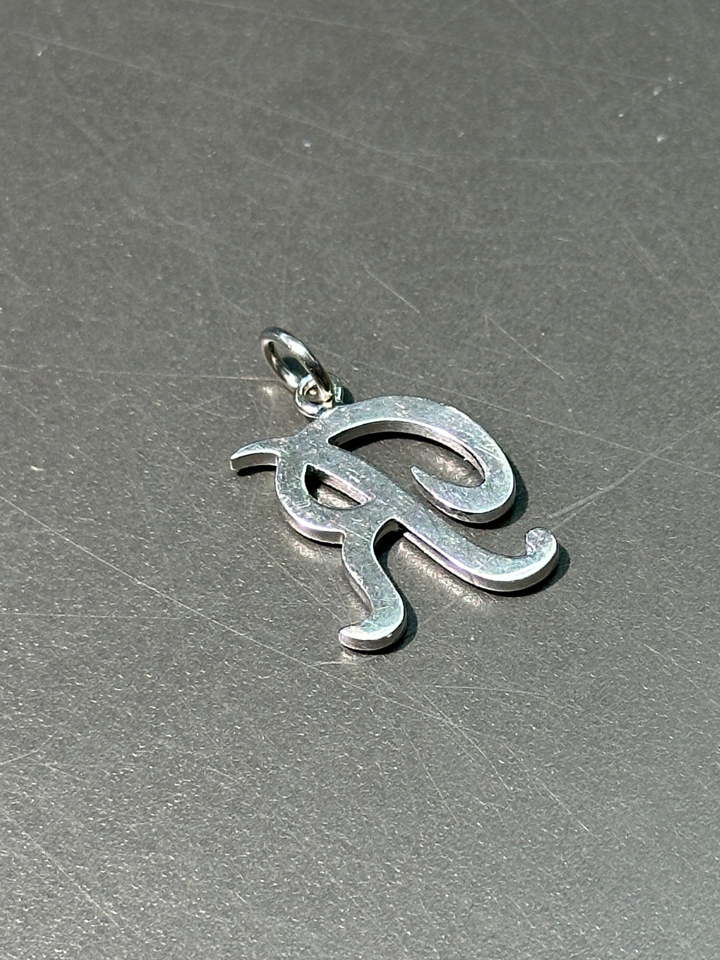 14K 白金钻石 R 字母吊饰
