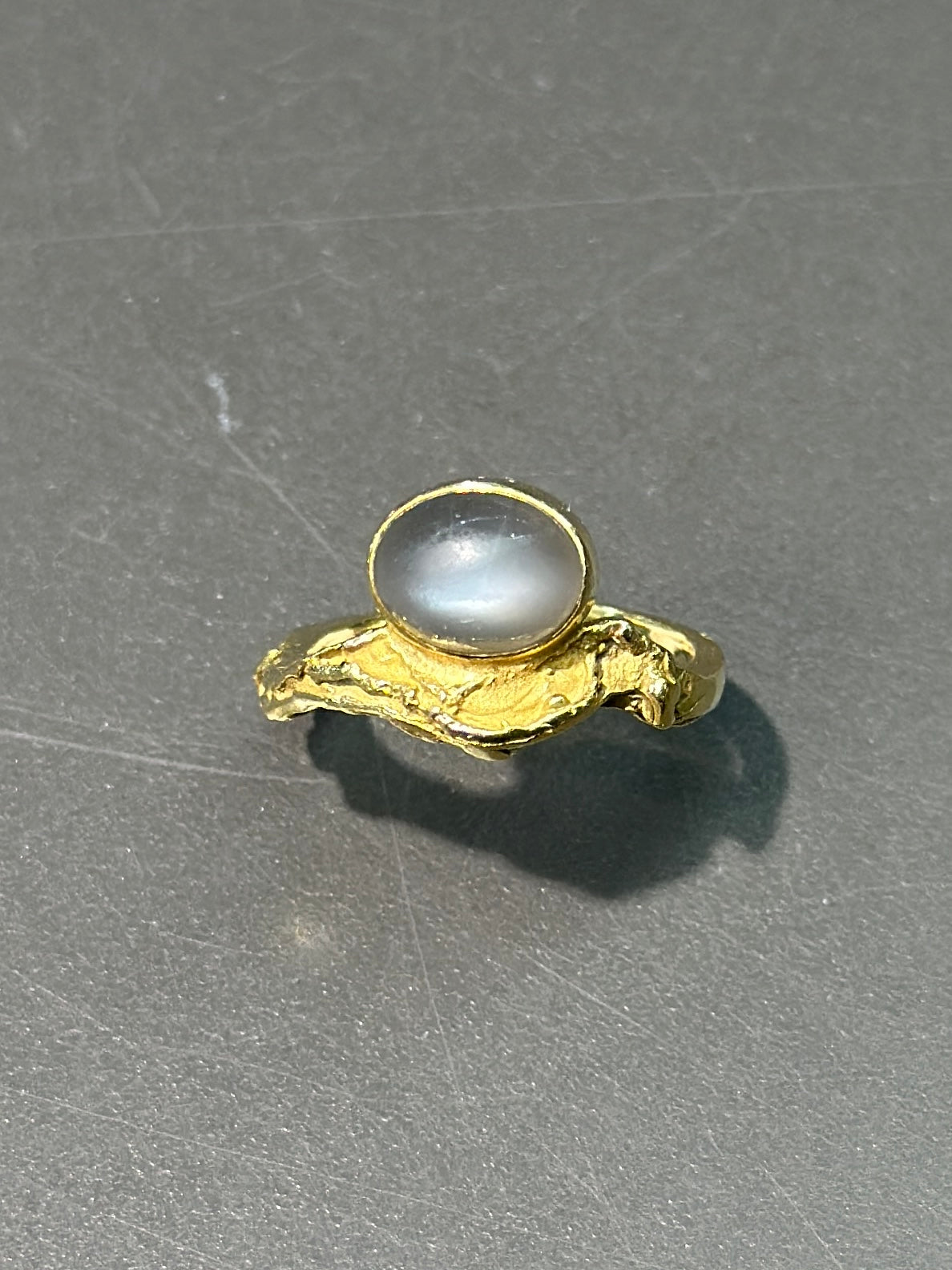 Bague en pierre de lune en or 18 carats sur réserve