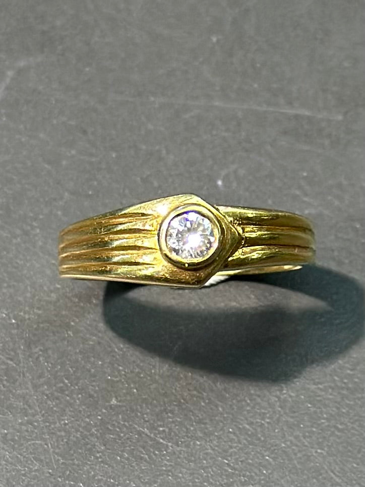 18K Gold Ribbed Diamond Ring