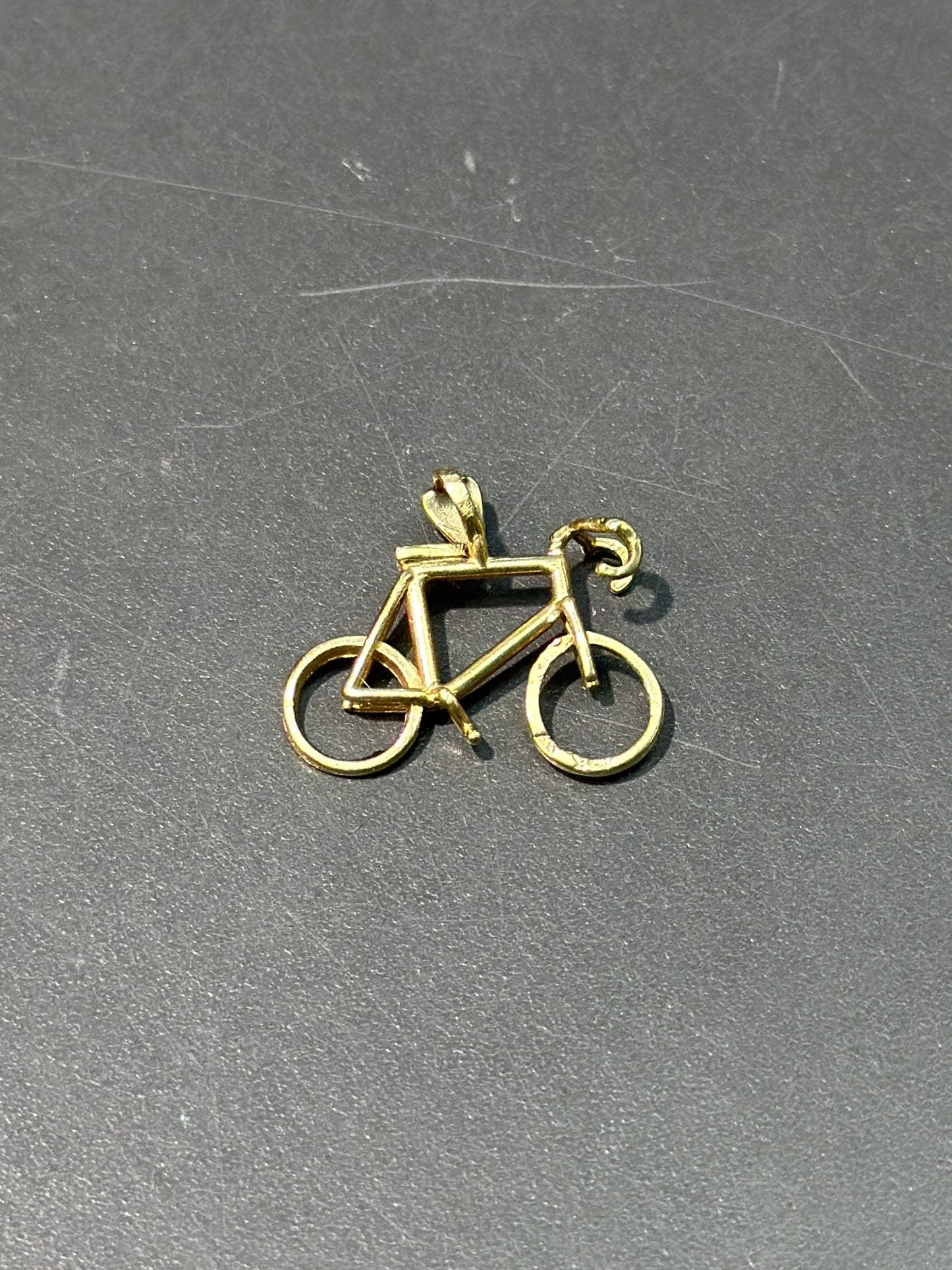 Pendentif vélo en or 14 carats