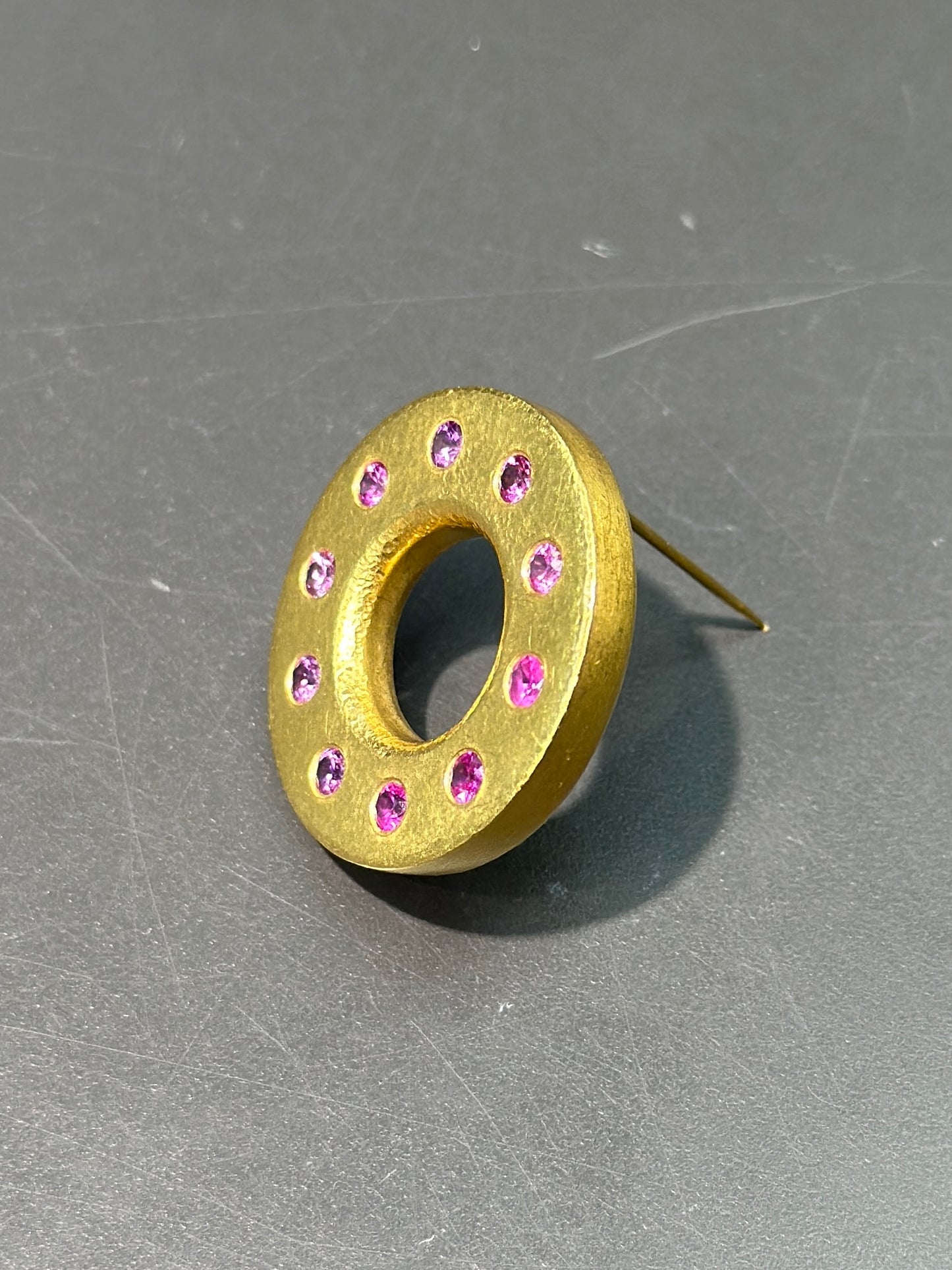 Linda Lee Johnson Broche cercle rubis en or 22 carats