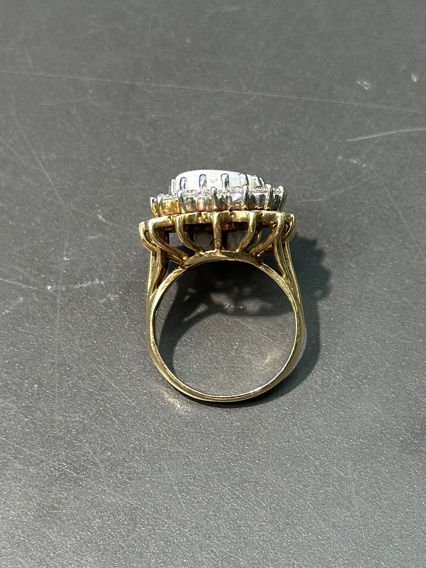 Bague vintage en or 14 carats avec opale et halo de diamants