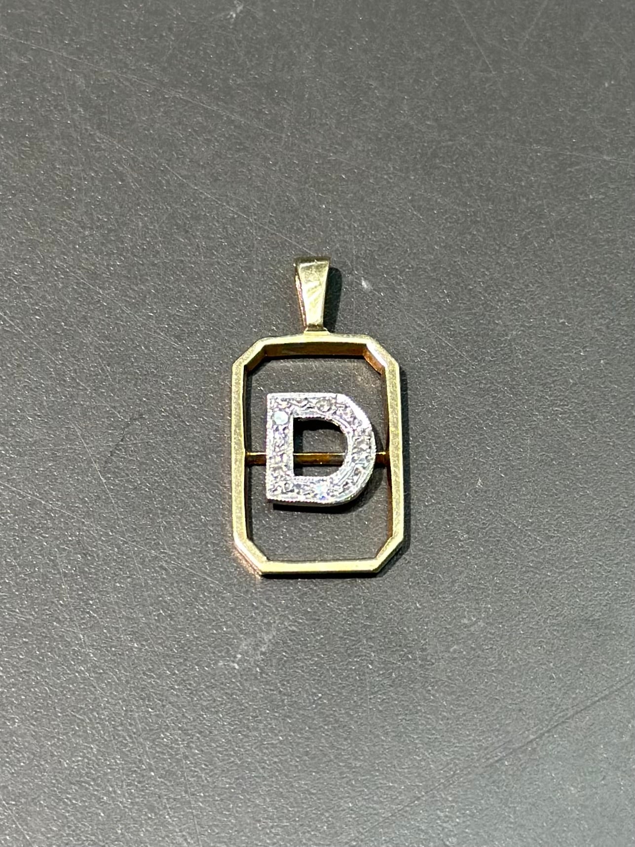 Breloque lettre « D » vintage en or 14 carats et diamants