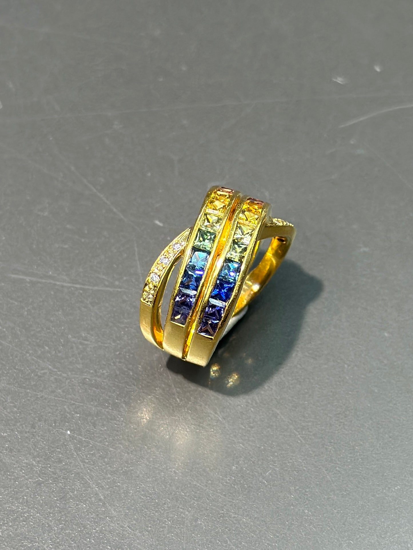 18K 金彩虹蓝宝石戒指 尺寸 7