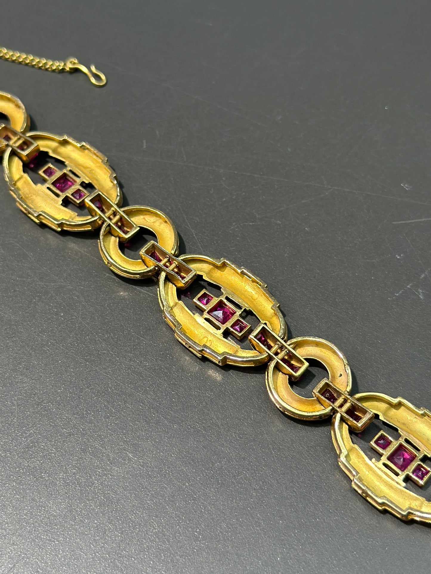 Bracelet structurel rétro en or jaune 18 carats avec rubis