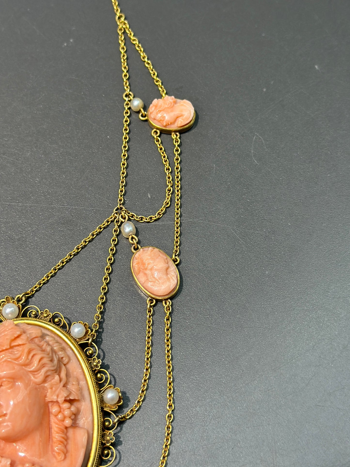 Collier antique de camée de corail et de perle en or 14 carats