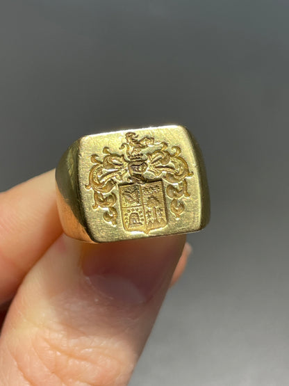 Vintage 18K Gold Shield Signet Intaglio Ring