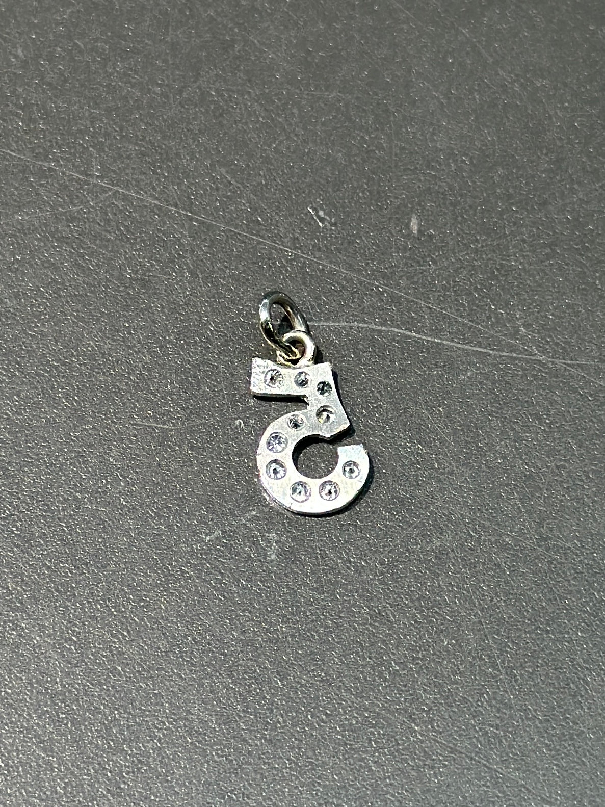 Pendentif diamant numéro cinq en platine