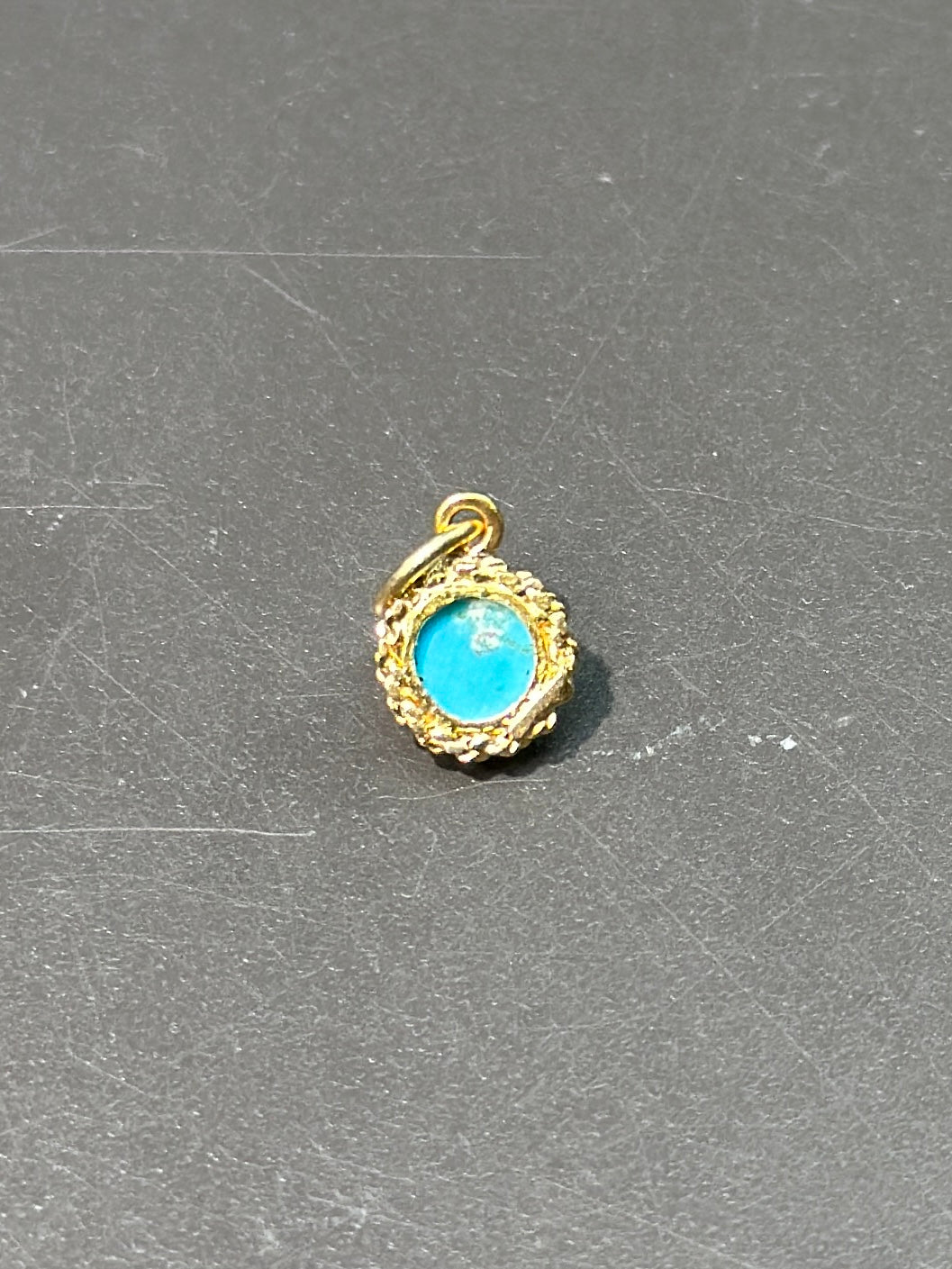 Charme cabochon turquoise vintage en or 18 carats