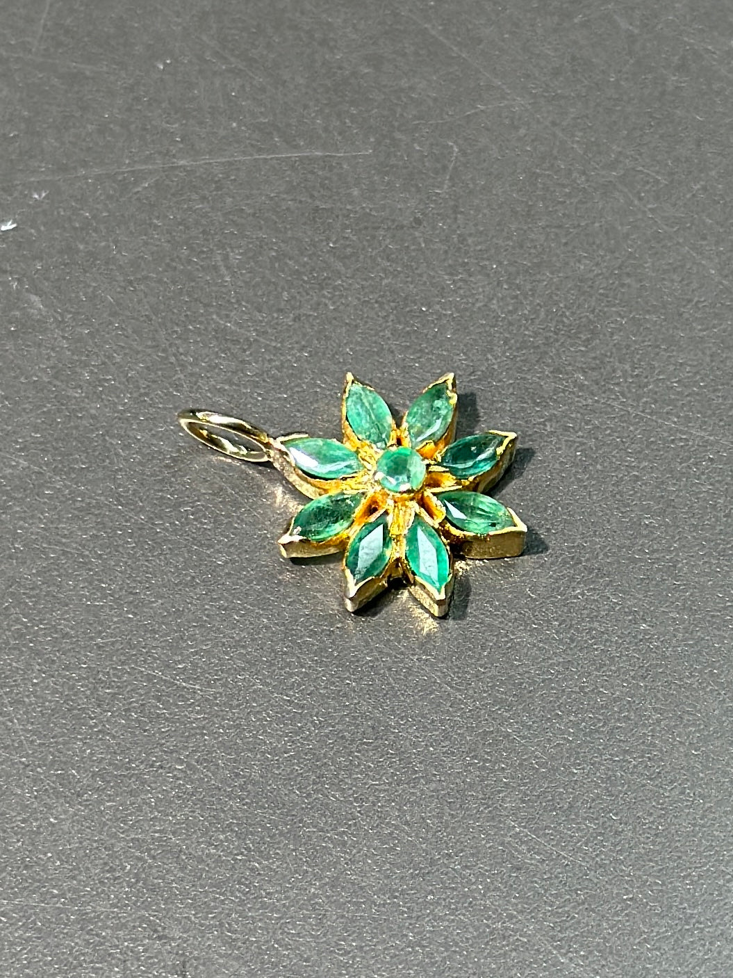 18K 金花朵绿宝石吊坠