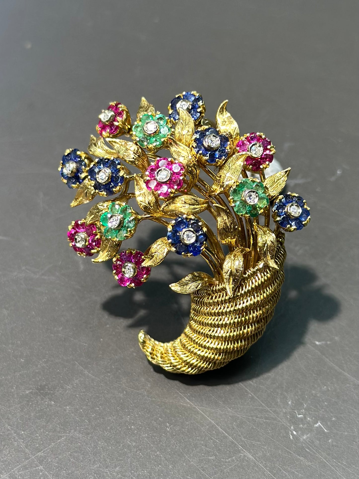 复古 18K 金蒂芙尼金红宝石、绿宝石和蓝宝石 Tremblant 花胸针