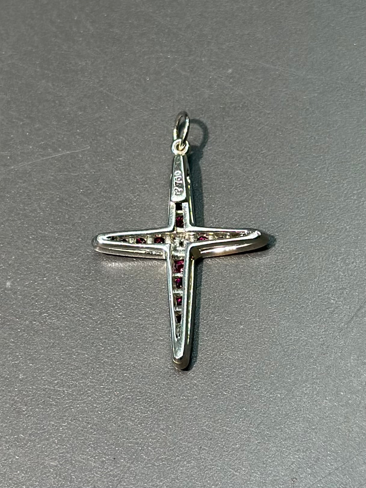 Pendentif croix vintage en rubis et diamants en or 18 carats