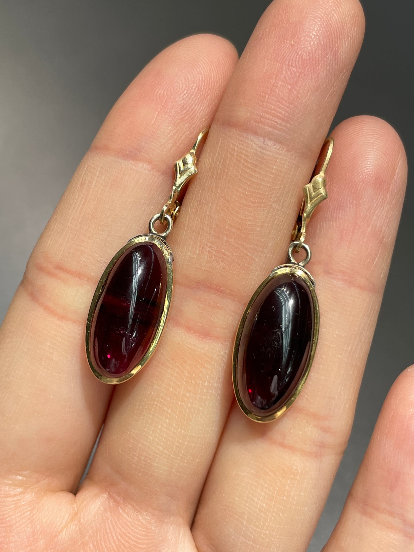 Antique 14K Gold Elongated Cabochon Garnet Earring