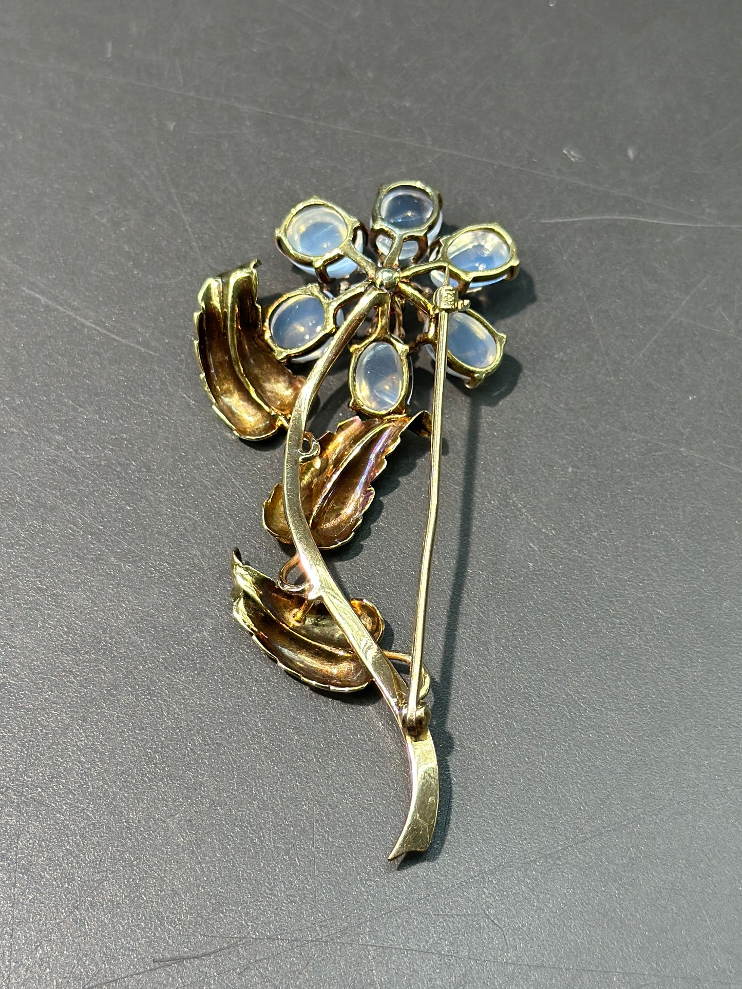 Broche rétro en pierre de lune en or 14 carats et fleur de marguerite rubis 