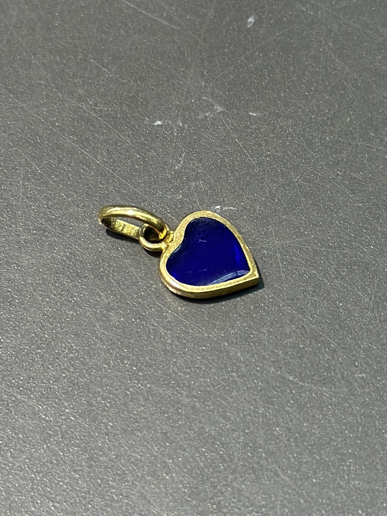 Coeur en émail bleu or 18 carats