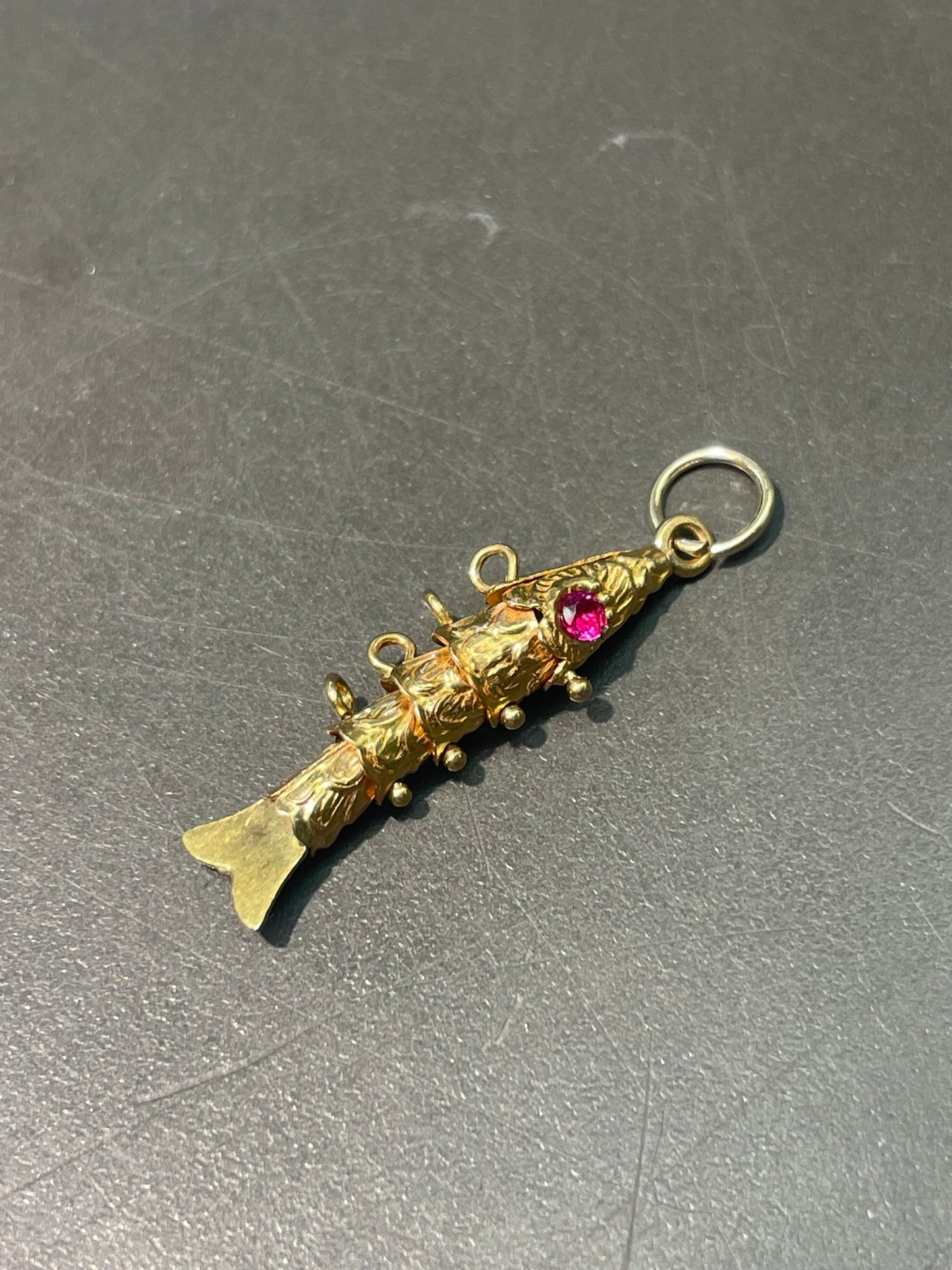 复古 18K 金铰接式鱼形吊坠