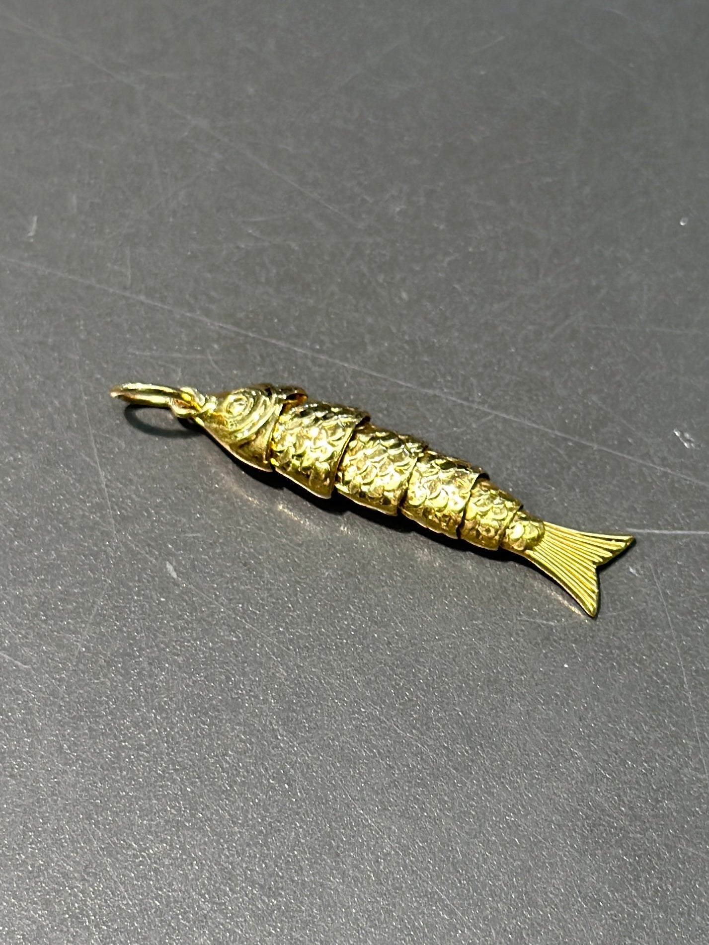 Breloque poisson articulé vintage en or 18 carats