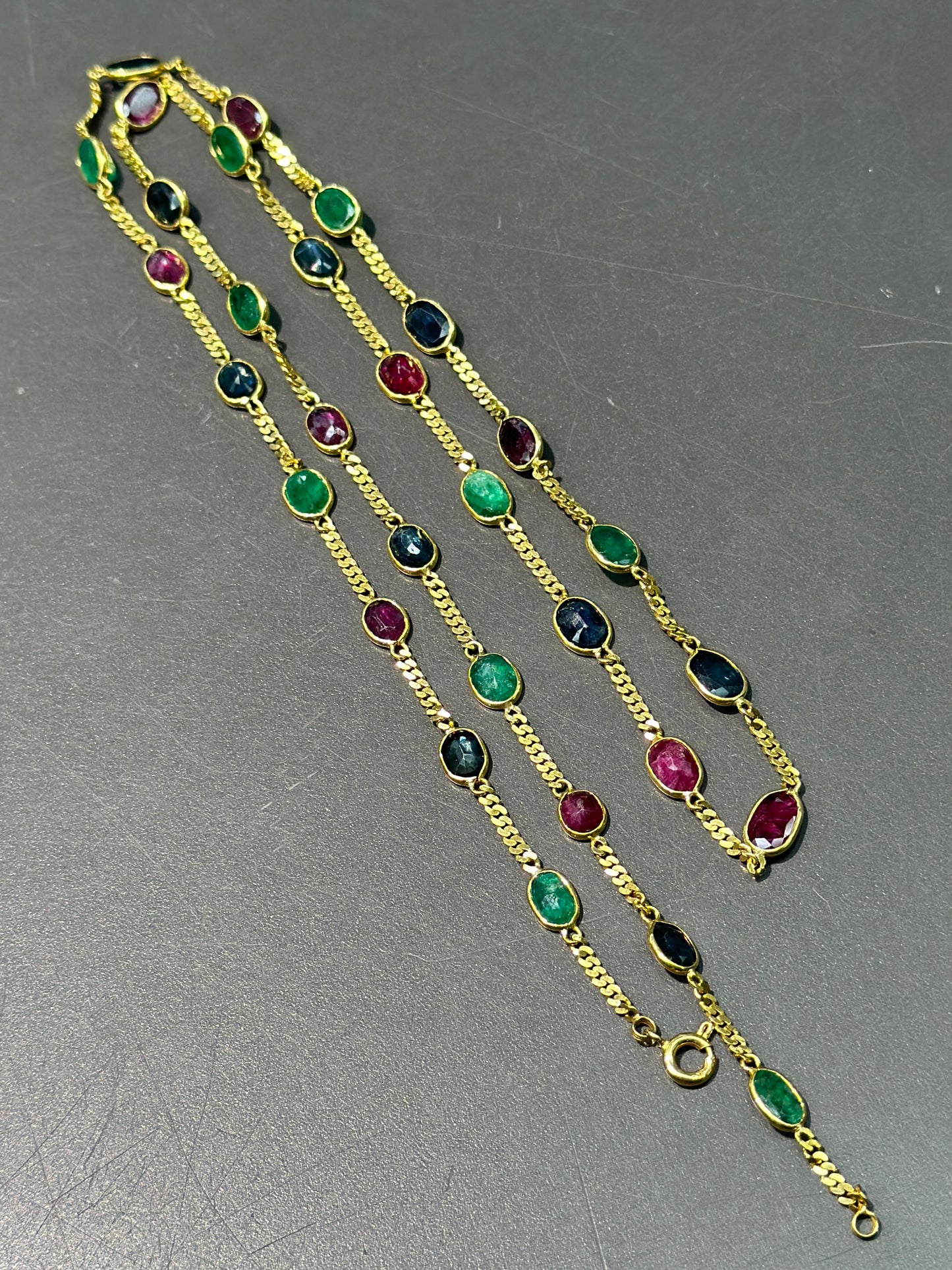 Collier vintage à maillons en saphir émeraude et rubis en or 18 carats