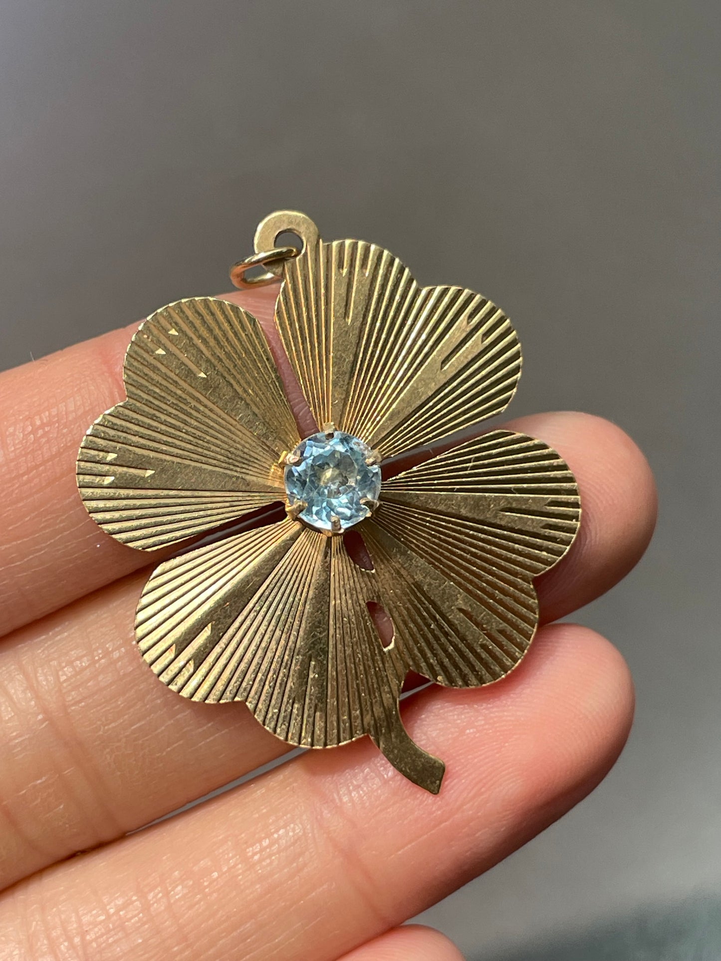 Vintage 14K Yellow Gold Topaz Engine Turned Clover Shamrock Pendant Charm