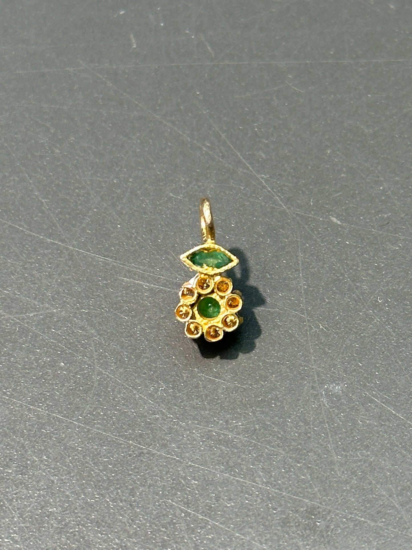 18K 黄金绿宝石钻石光环吊坠