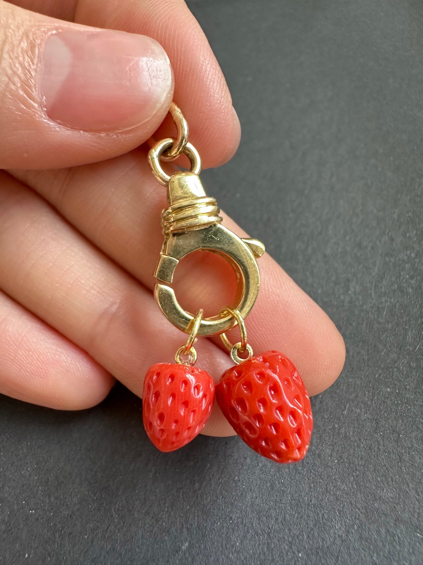 Breloque fraise sculptée en corail en or 18 carats