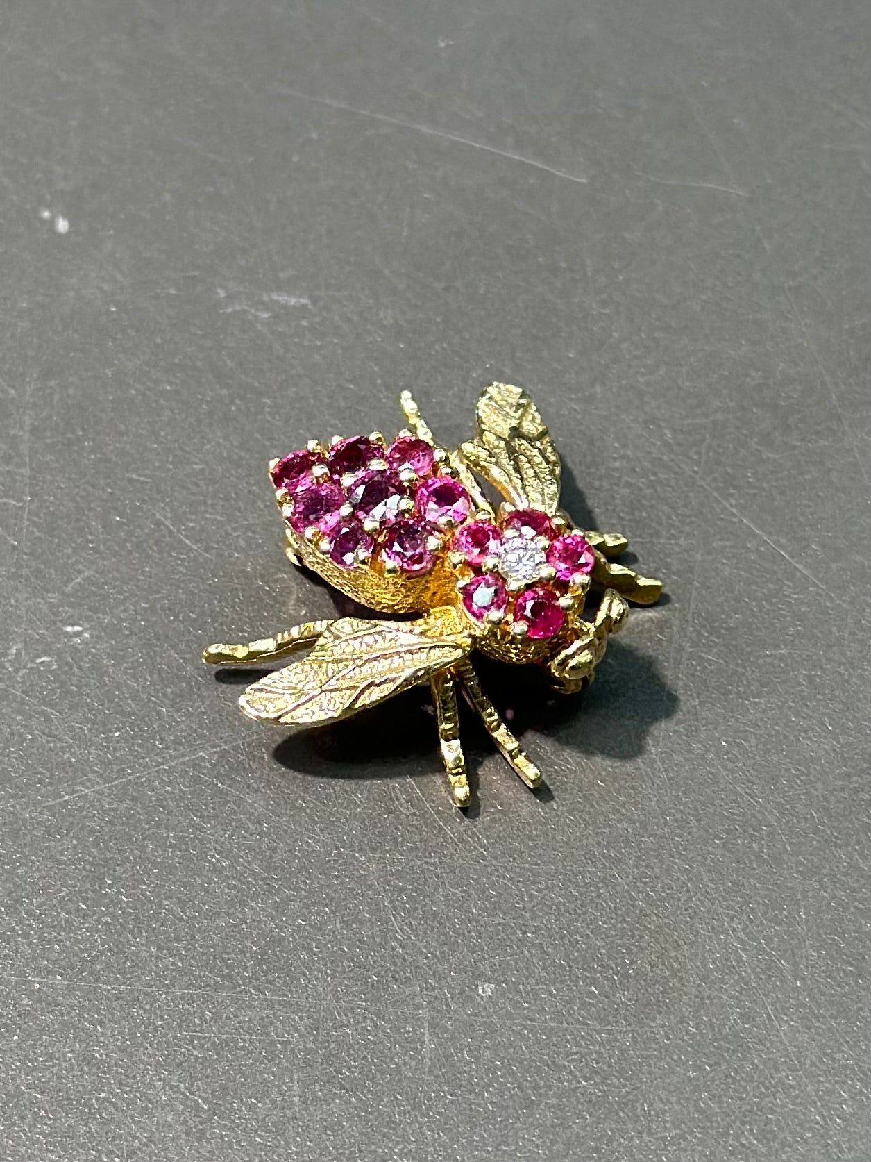 broche d’abeille diamant rubis vintage en or 14 carats