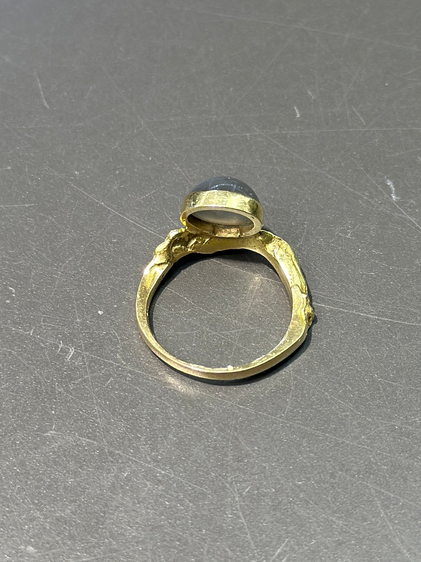 Bague en pierre de lune en or 18 carats sur réserve