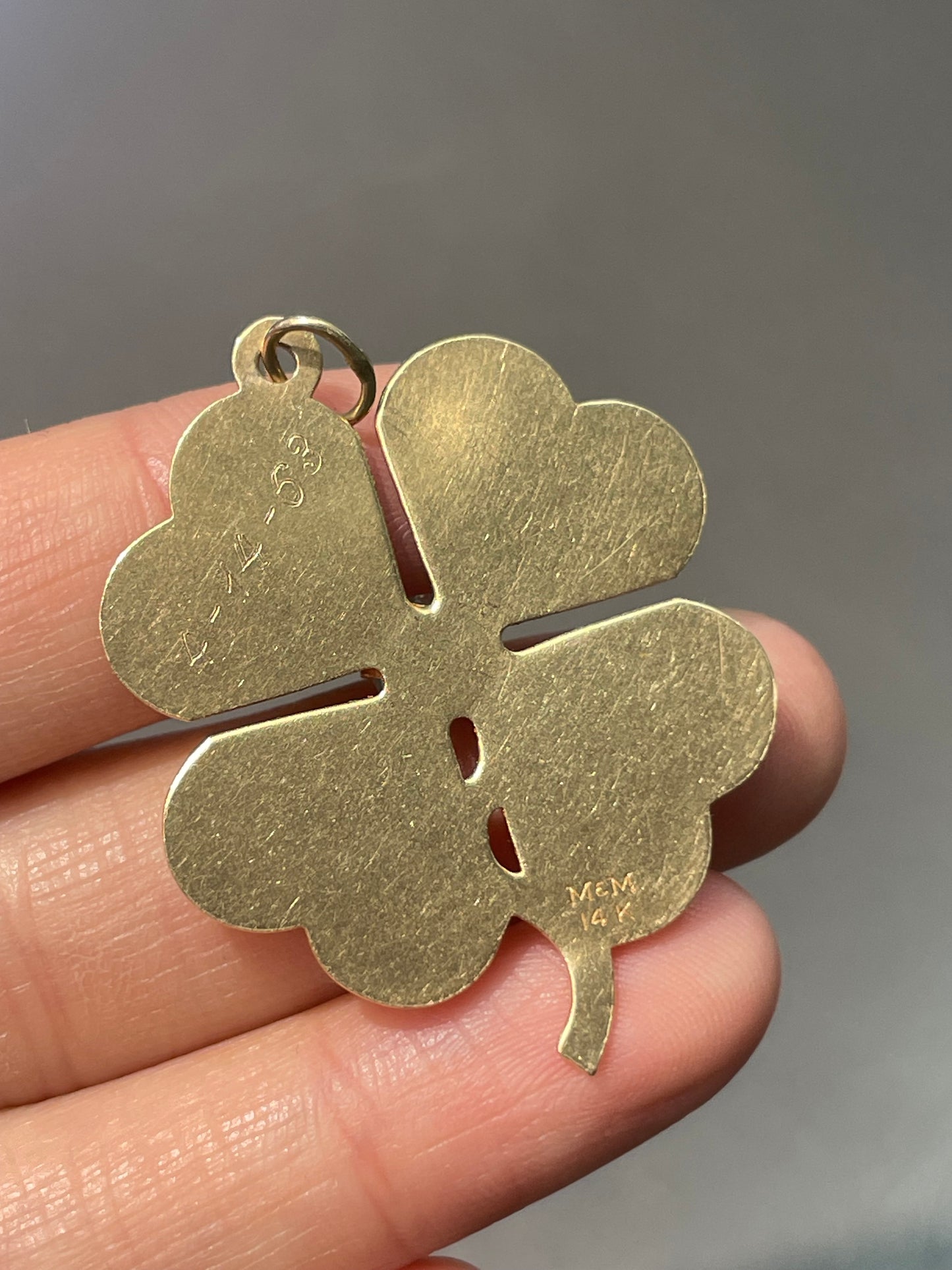 Vintage 14K Yellow Gold Topaz Engine Turned Clover Shamrock Pendant Charm