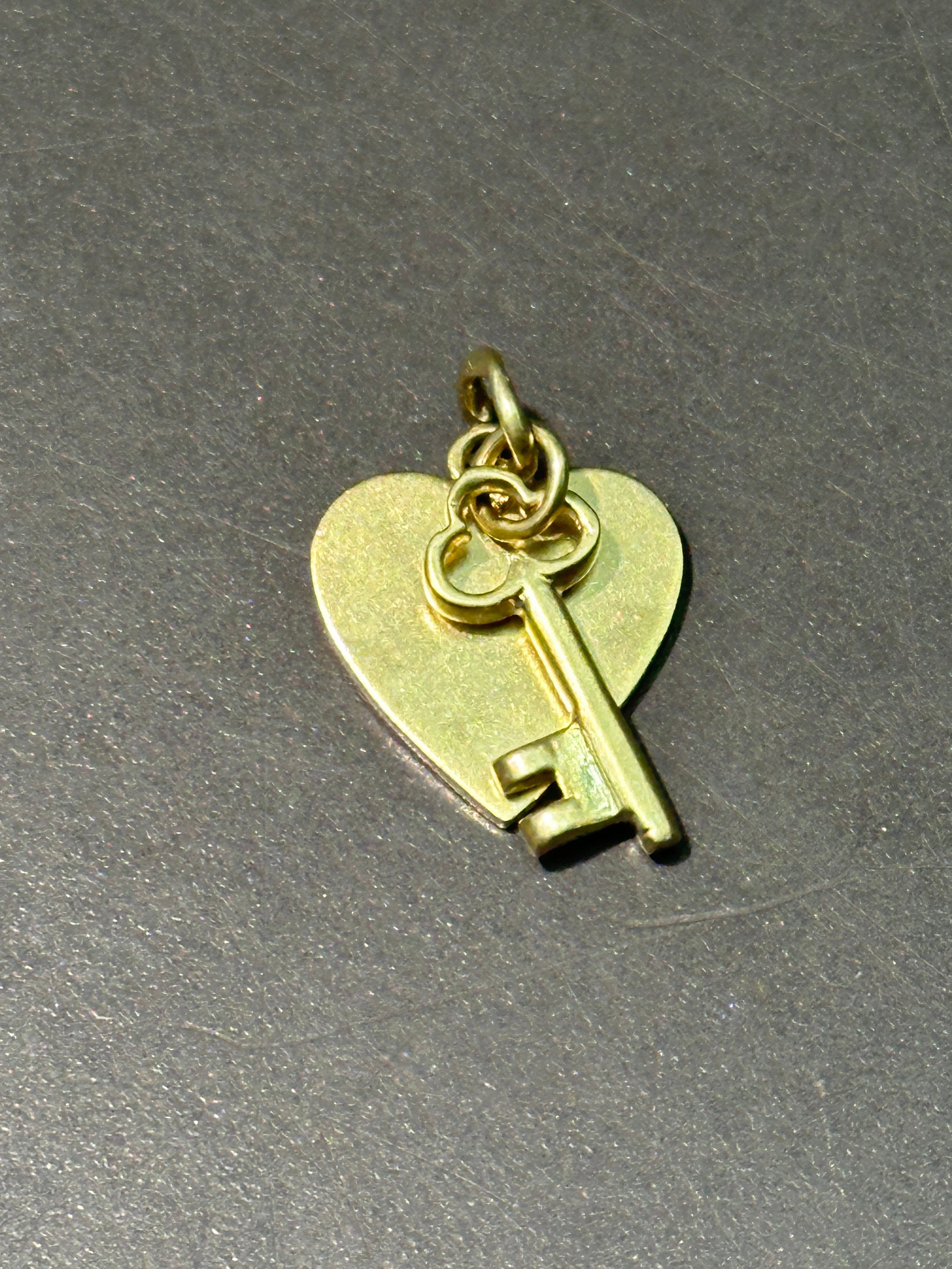 Womens Vintage Estate 14k Yellow Gold Heart Charm E5409 high quality