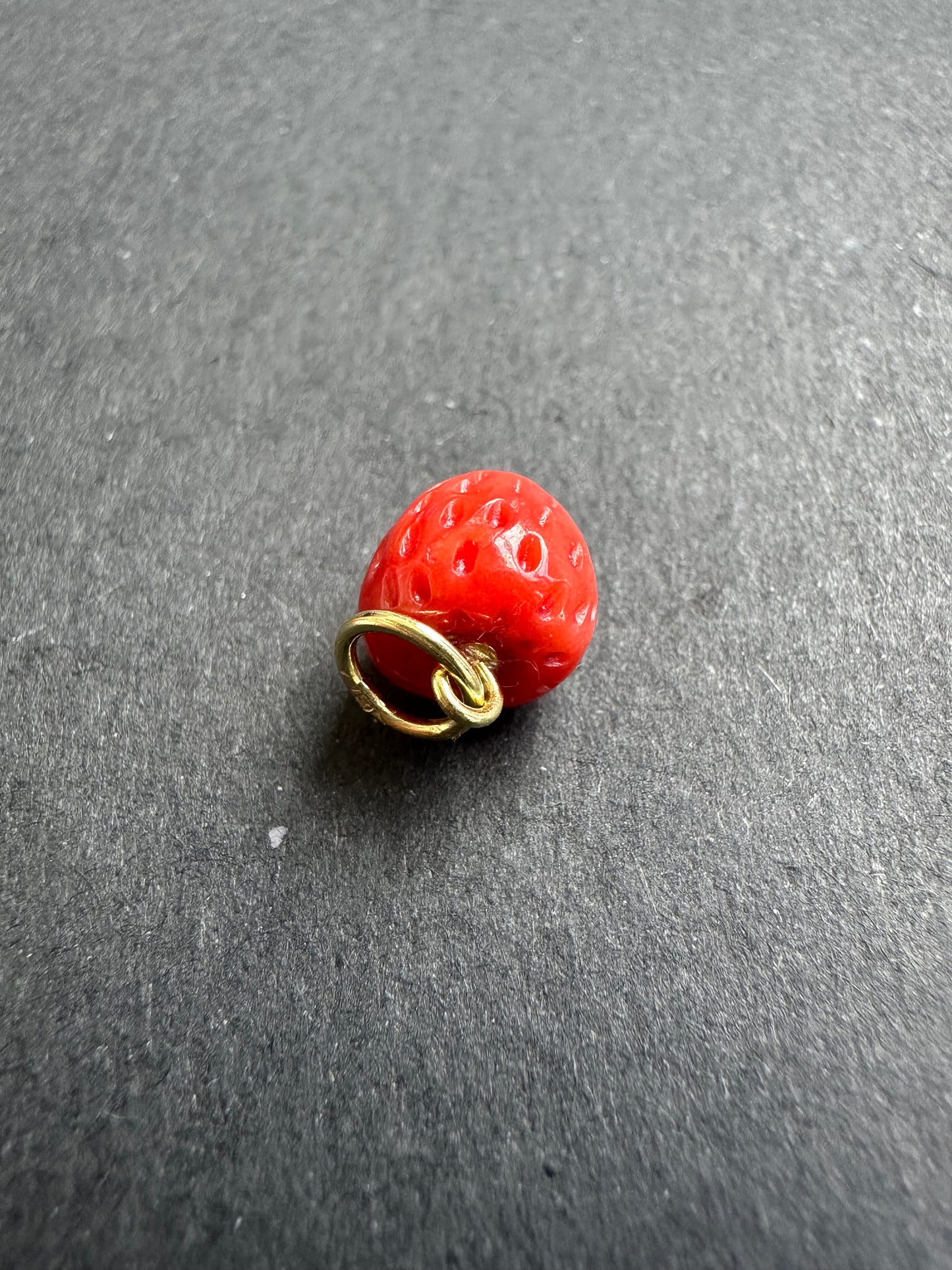 Breloque fraise sculptée en corail en or 18 carats