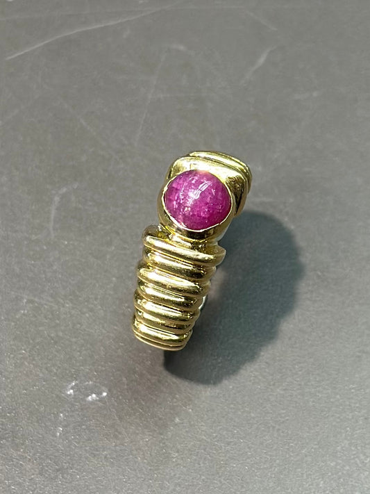 18K Gold Ribbed Cacbochon Ruby Ring SZ 6.5