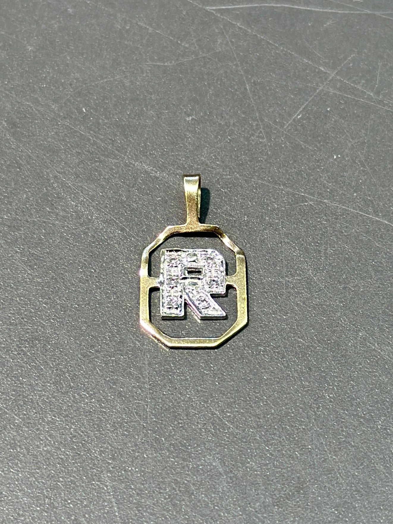 Pendentif lettre diamant « R » vintage en or 14 carats bicolore