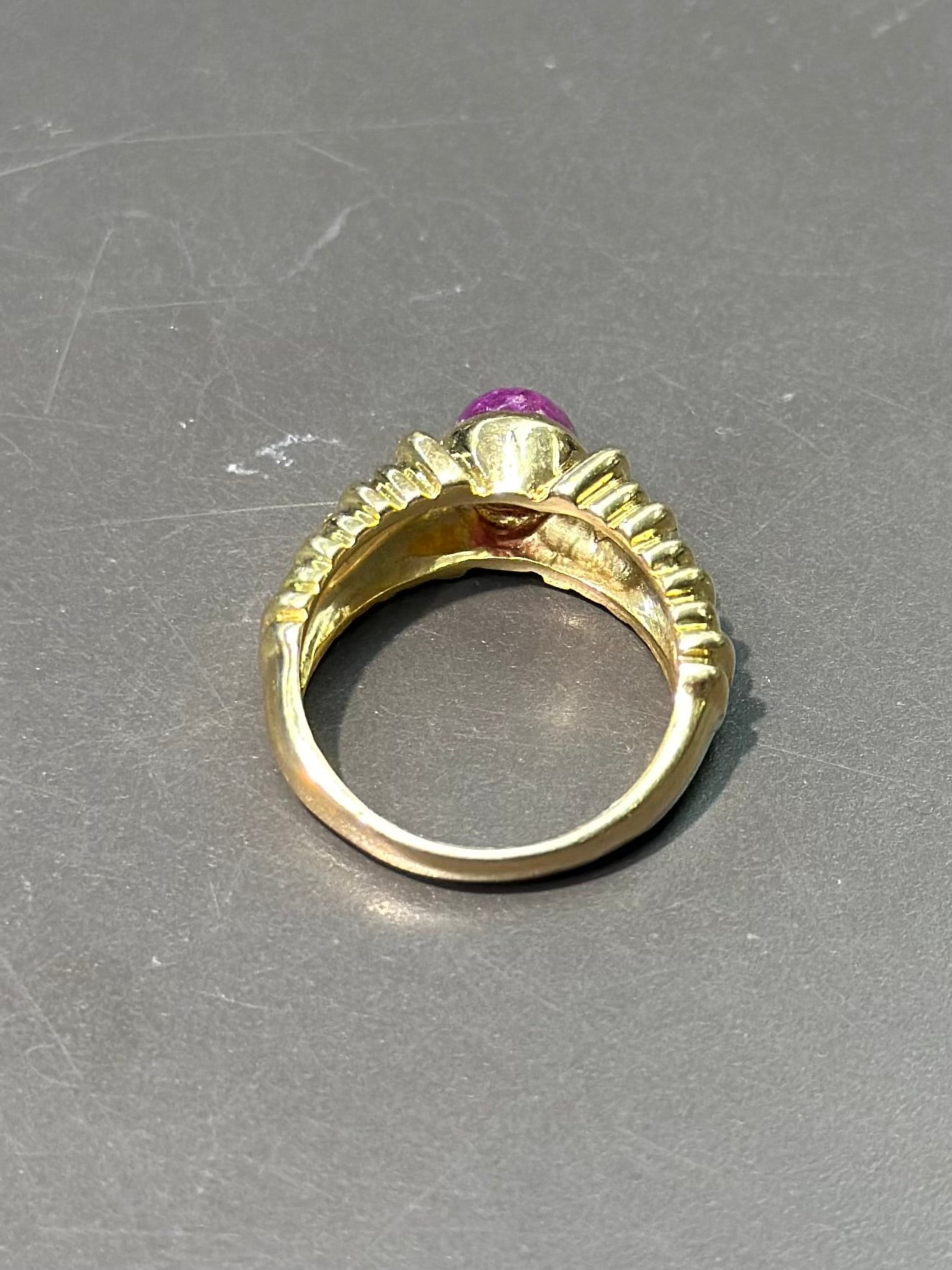 Bague rubis cacbochon côtelé en or 18 carats SZ 6.5